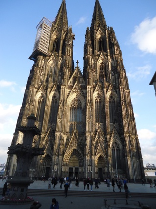Die Westfassade hat die Fläche eines Fußballfeldes