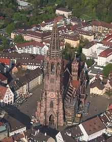Das Freiburger Münster liegt inmitten der Altstadt