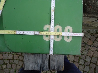 Vor dem Überlackieren musste ich genau die ursprüngliche Position der Aufkleber ermitteln