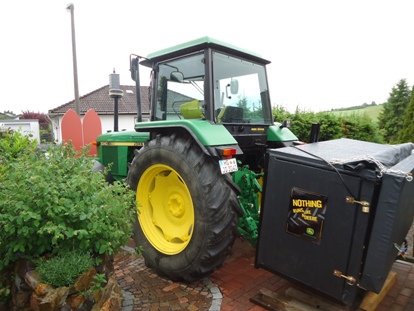 Transportbehälter am JOHN-DEERE 3040