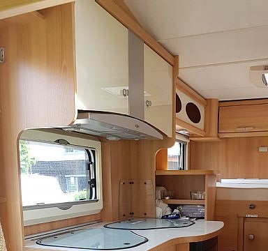 Hier ein Blick in den Innenraum des Wohnmobils, das sehr praktisch eingerichtet ist und den engen Raum optimal ausnutzt.